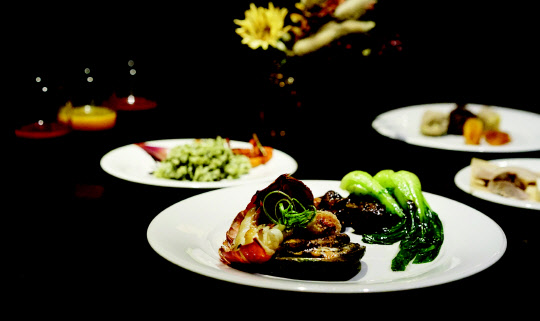 켄싱턴 제주 호텔이 뷔페 식당 라올레에서 제주 향토 음식과 제철 재료로 만든 건강식을 즐길 수 있는 '제주향토 & 건강식 프로모션'을 11월 30일까지 선보인다고 밝혔다. 최근 라올레는 제주 억새로 데커레이션하는 등 가을 분위기가 그윽하다. 여기에 제주의 가을 향토 음식과 건강식이 더해져 시각과 미각을 충족시켜준다. 켄싱턴 제주 호텔 제공